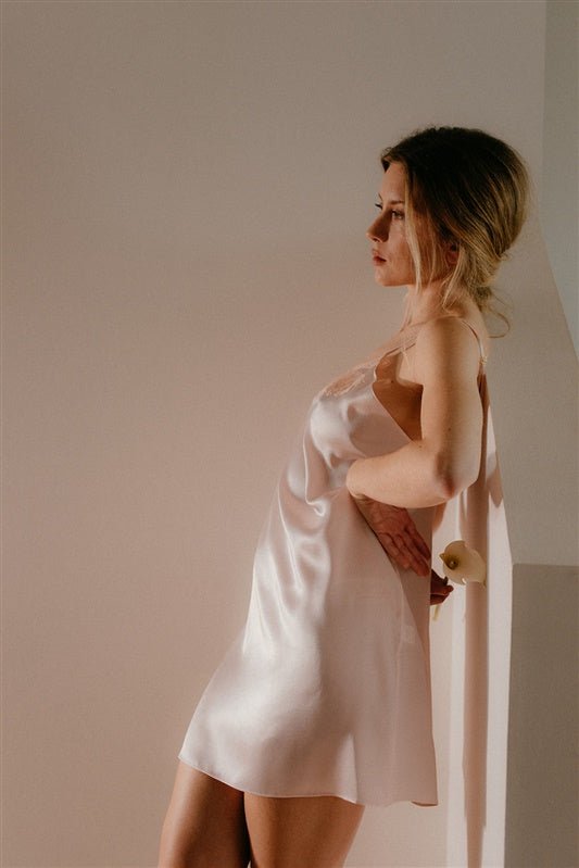 Amanda, Nightdress in satin silk and Leavers lace - Ariane Delarue Lingerie