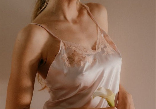 Amanda, Nightdress in satin silk and Leavers lace - Ariane Delarue Lingerie
