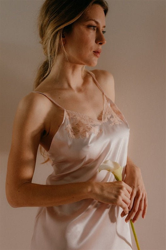 Amanda, Nightdress in satin silk and Leavers lace - Ariane Delarue Lingerie
