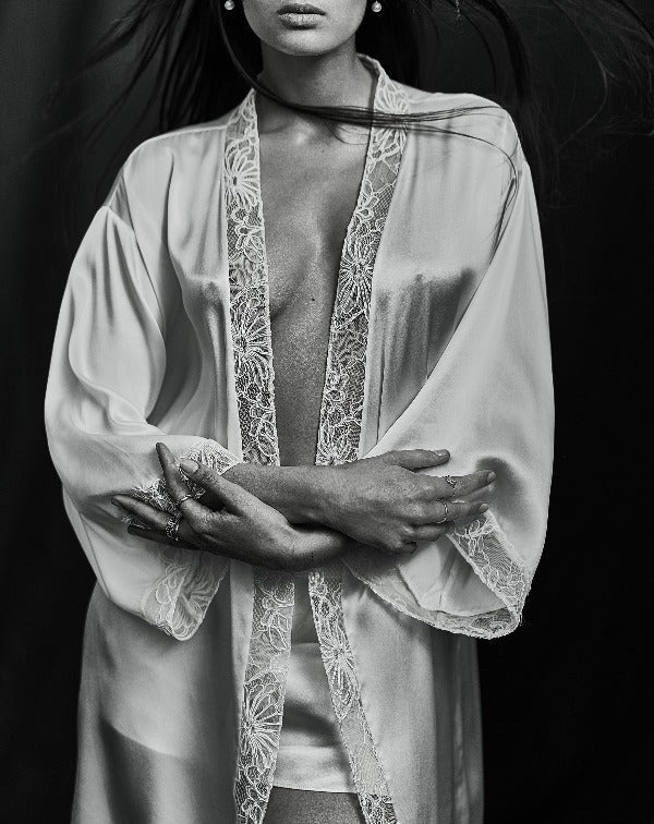 Silk satin bridal robe in white with embroidered lace - Ariane Delarue Lingerie