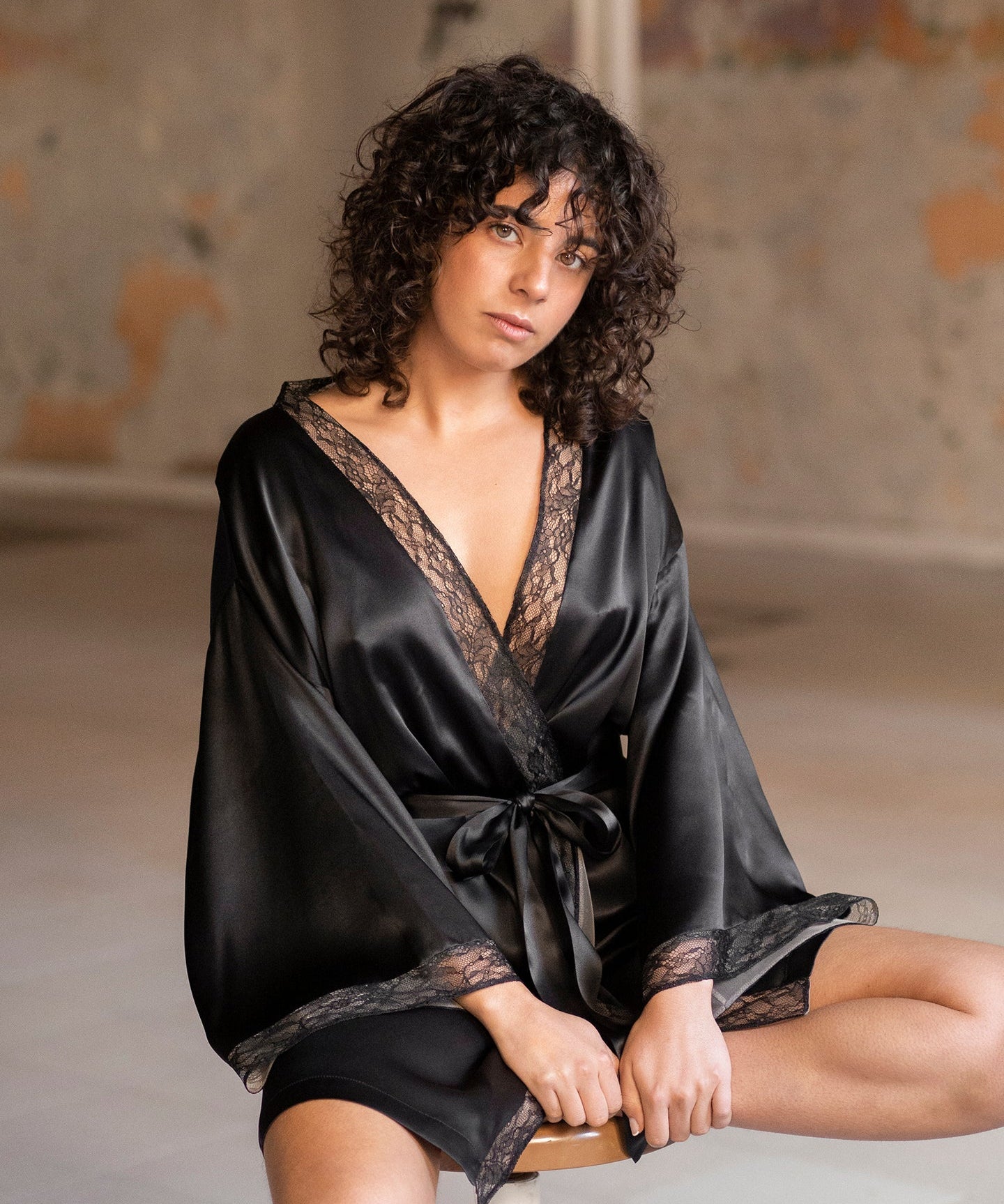 Silk satin robe in black with Chantilly lace - Ariane Delarue Lingerie