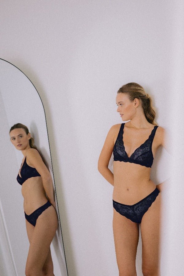 Tanga in navy blue stretch lace - Ariane Delarue Lingerie