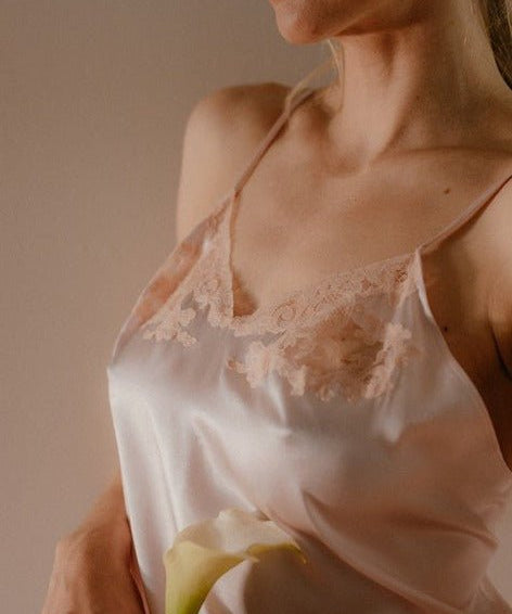 Amanda, Nightdress in satin silk and Leavers lace - Ariane Delarue Lingerie
