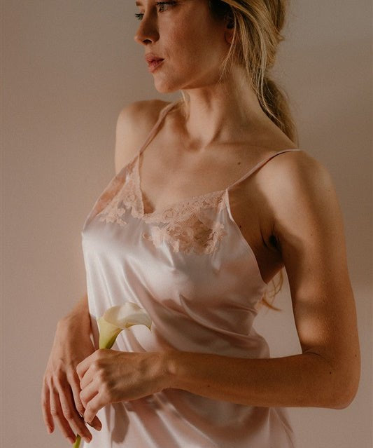 Amanda, Nightdress in satin silk and Leavers lace - Ariane Delarue Lingerie