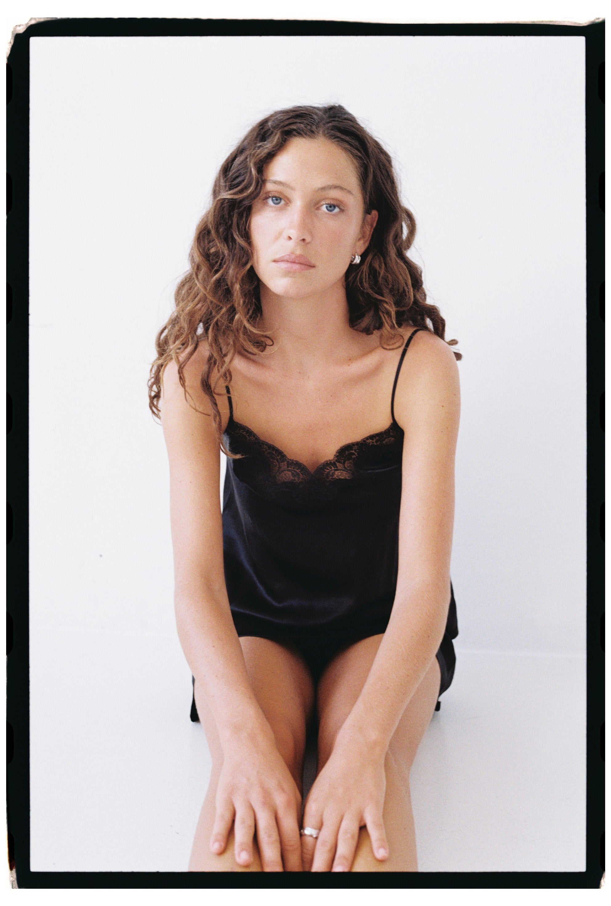 Amanda, Nightgown in black satin silk and Leavers lace - Ariane Delarue Lingerie