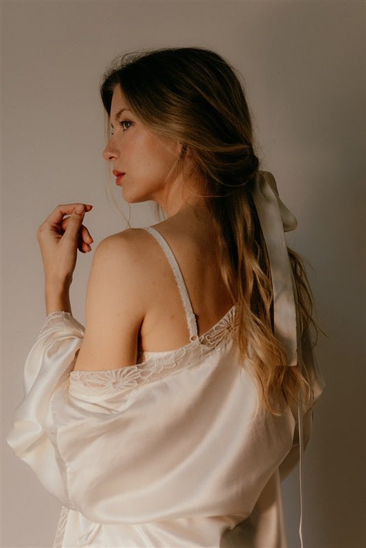Caroline, Robe in satin silk and embroidered lace - Ariane Delarue Lingerie