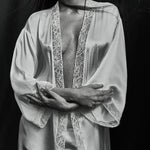 Silk satin bridal robe in white with embroidered lace - Ariane Delarue Lingerie
