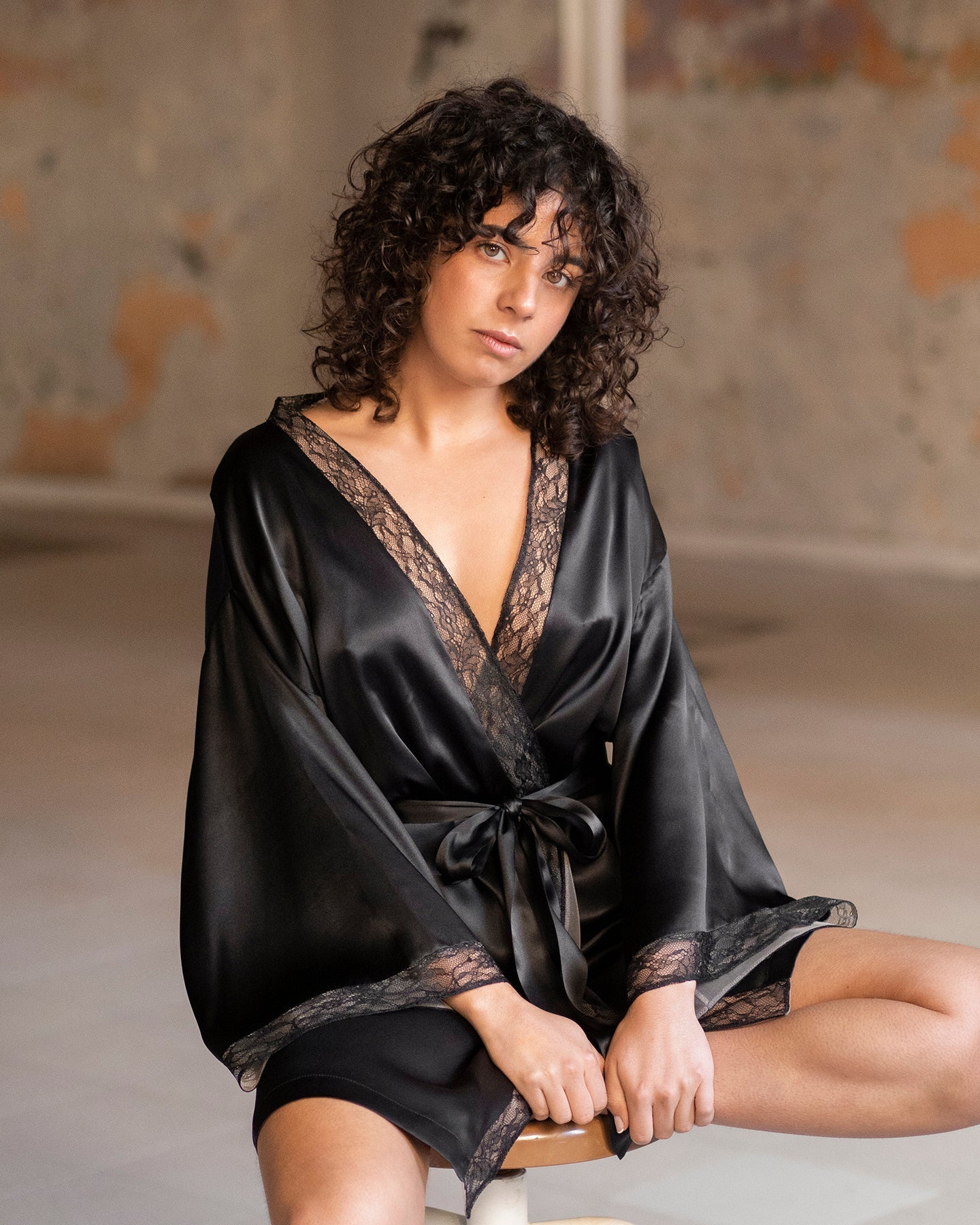 Silk satin robe in black with Chantilly lace - Ariane Delarue Lingerie