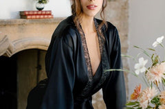 Silk satin robe in black with Chantilly lace - Ariane Delarue Lingerie