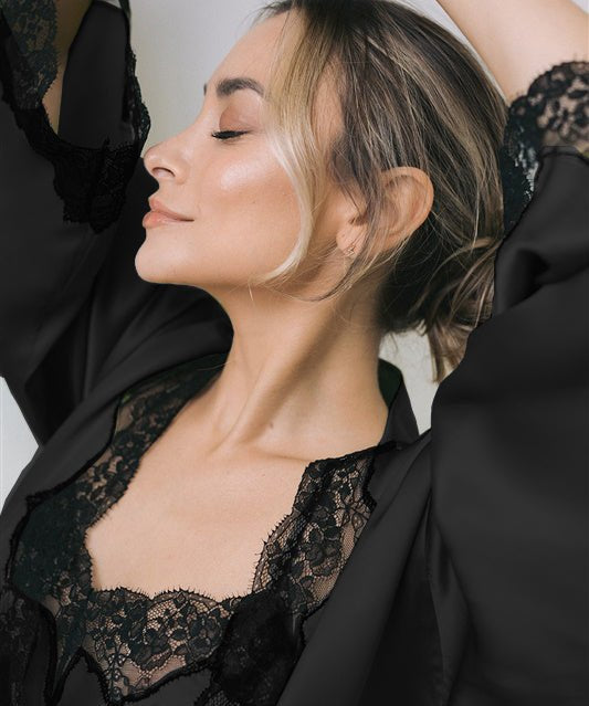 Silk satin robe in black with French lace - Ariane Delarue Lingerie